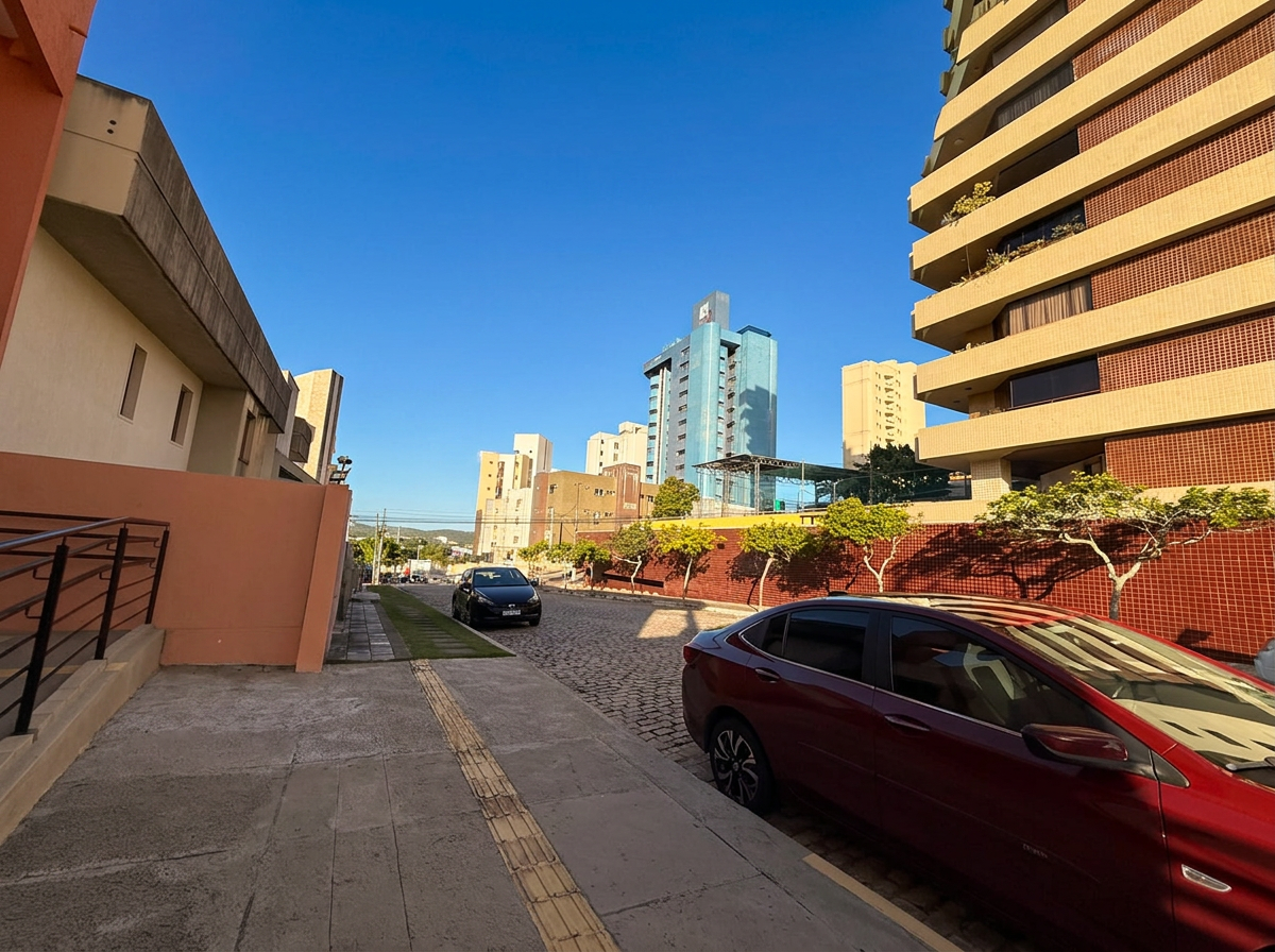 Vagas de estacionamento livres na rua da clínica, em bairro residencial calmo
